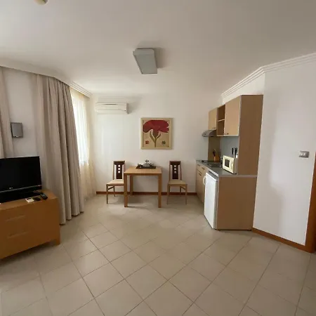 Emerald Family Studio Apartment Rawda
